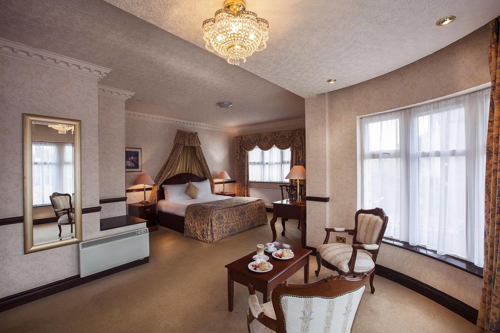 Seven Oaks Hotel คาร์โลว์ ภายนอก รูปภาพ