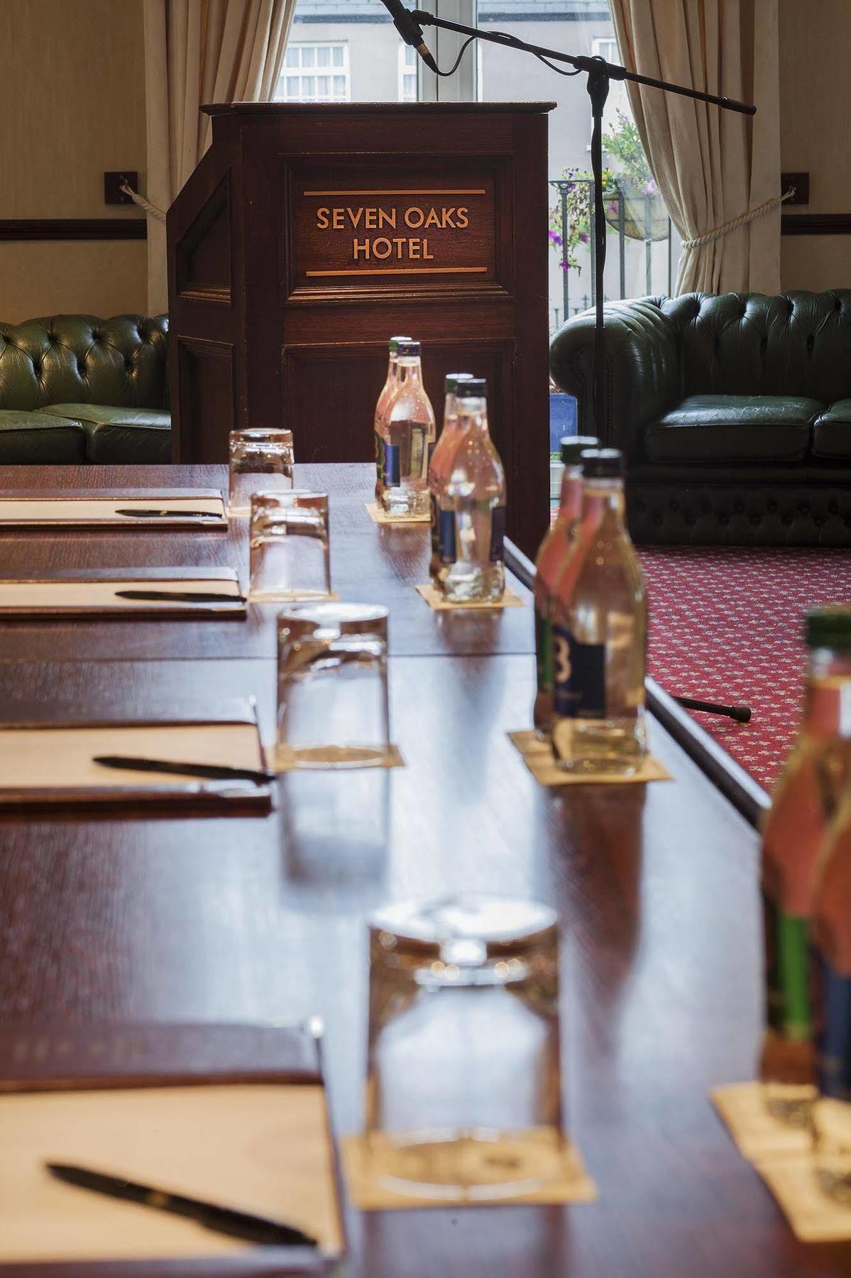 Seven Oaks Hotel คาร์โลว์ ภายนอก รูปภาพ